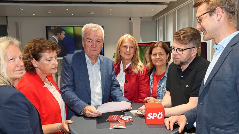 Erste Prognosen besprochen: SPÖ-Granden um Anton Lang und Spitzenkandidatin Elisabeth Grossmann in Graz. (Bild: Christian Jauschowetz)