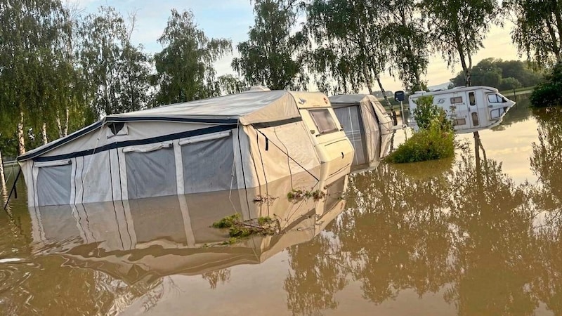 Burg'daki kamp alanı tamamen sular altında kaldı. Misafirler mahsur kaldı. (Bild: FF Rechnitz)