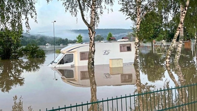Caravans and cars sank into the water during the night. The water level was still high hours later. (Bild: FF Rechnitz)