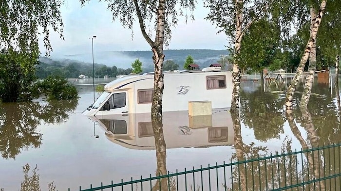 Wohnwagen und Autos versanken in der Nacht im Wasser. Der Pegel war Stunden später immer noch ...