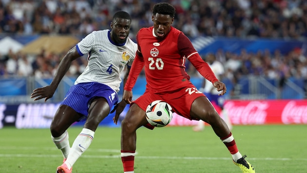 Ex-Salzburg player Upamecano clears the French defense. (Bild: APA/AFP/FRANCK FIFE)