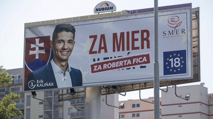 "Roberto Ficóért" - olvasható a választási plakáton.