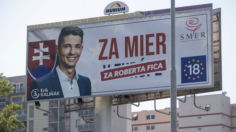 "Roberto Ficóért" - olvasható a választási plakáton. (Bild: ASSOCIATED PRESS)