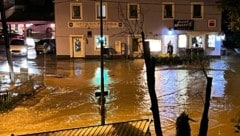 In Graz-Andritz trat der Schöcklbach über die Ufer. (Bild: APA/HELMUT PULLER)