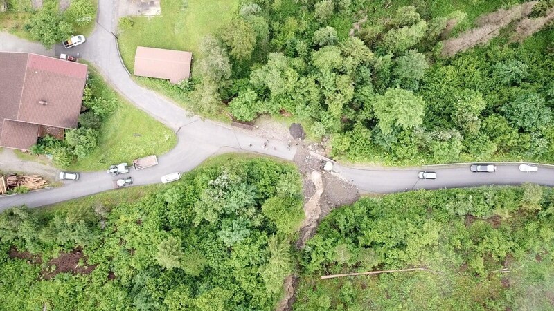 Eine Mure verlegte nach dem Starkregen am Sonntag eine Straße in Mörtschach. (Bild: FF Mörtschach)