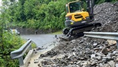 Nach etwa zwei Stunden konnte die durch eine Mure verlegte Straße wieder freigegeben werden. (Bild: FF Mörtschach)