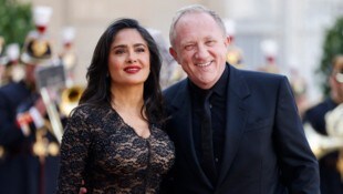Salma Hayek strahlte in Paris in einer schwarzen Traum-Robe.