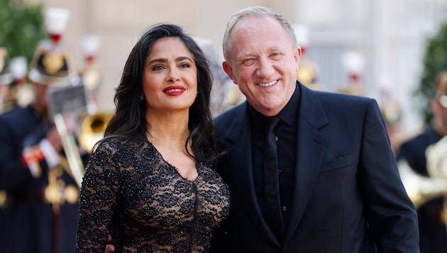 Salma Hayek strahlte in Paris in einer schwarzen Traum-Robe. (Bild: AFP/APA/Ludovic MARIN)