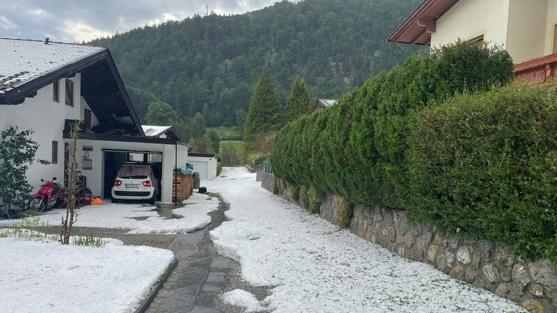 There was hail both on the highway and in towns. (Bild: ZOOM Tirol)