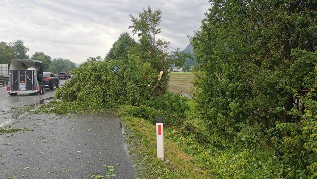 The A12 was also affected by the storm. (Bild: ZOOM Tirol)