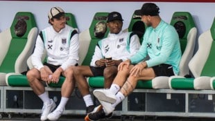 Das linke Knie von David Alaba, der hier im Gespräch mit Marcel Sabitzer und Marko Arnautovic ist, beschäftigt weiter die (Fußball-)Nation. (Bild: GEPA pictures)