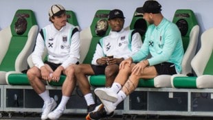 Das linke Knie von David Alaba, der hier im Gespräch mit Marcel Sabitzer und Marko Arnautovic ist, beschäftigt weiter die (Fußball-)Nation. (Bild: GEPA pictures)