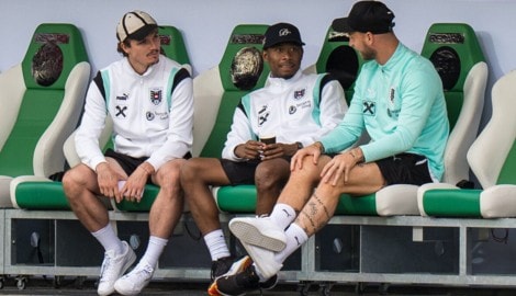 Das linke Knie von David Alaba, der hier im Gespräch mit Marcel Sabitzer und Marko Arnautovic ist, beschäftigt weiter die (Fußball-)Nation. (Bild: GEPA pictures)