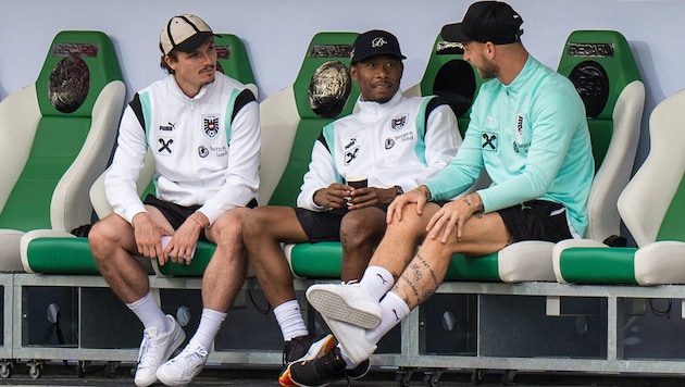 David Alaba's left knee, who is pictured here in conversation with Marcel Sabitzer and Marko Arnautovic, continues to worry the (soccer) nation. (Bild: GEPA pictures)