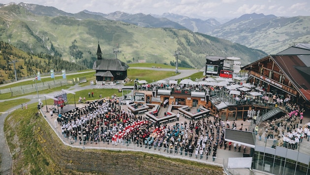 Die Line Dancer beim Weltrekordversuch auf über 2000 Metern Seehöhe (Bild: Zell am See-Kaprun Tourismus)