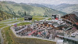 Die Line Dancer beim Weltrekordversuch auf über 2000 Metern Seehöhe (Bild: Zell am See-Kaprun Tourismus)