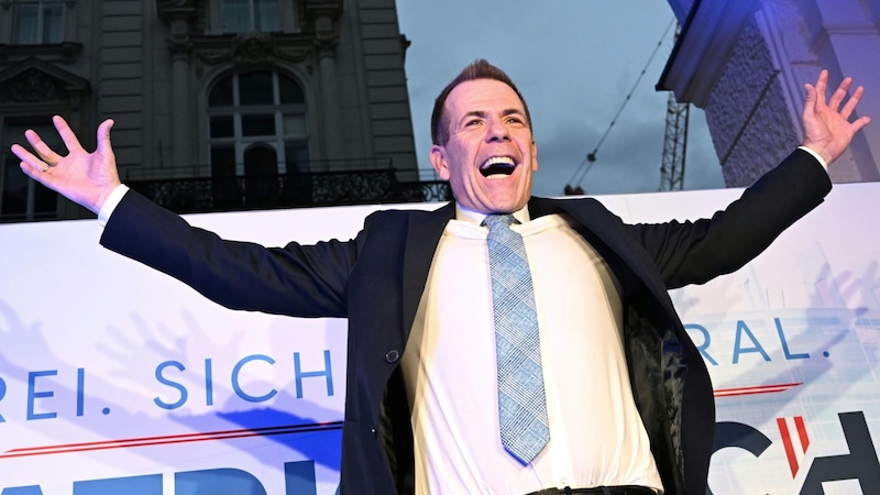 Cheers for EU lead candidate Harald Vilimsky (FPÖ) after his election victory (Bild: APA/HELMUT FOHRINGER)