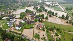 Eine Drohnen-Aufnahme zeigt den immensen Schaden an der Ortschaft Bierbaum an der Safen ...