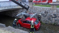 In Langenlois war ein Auto in ein Bachbett gerollt. (Bild: Manfred Wimmer, info@feuerwehr.media)