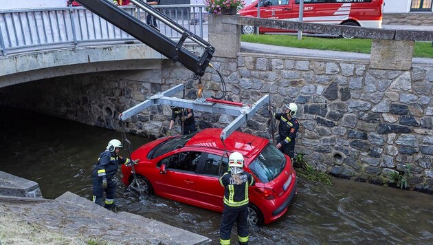 In Langenlois war ein Auto in ein Bachbett gerollt. (Bild: Manfred Wimmer, info@feuerwehr.media)