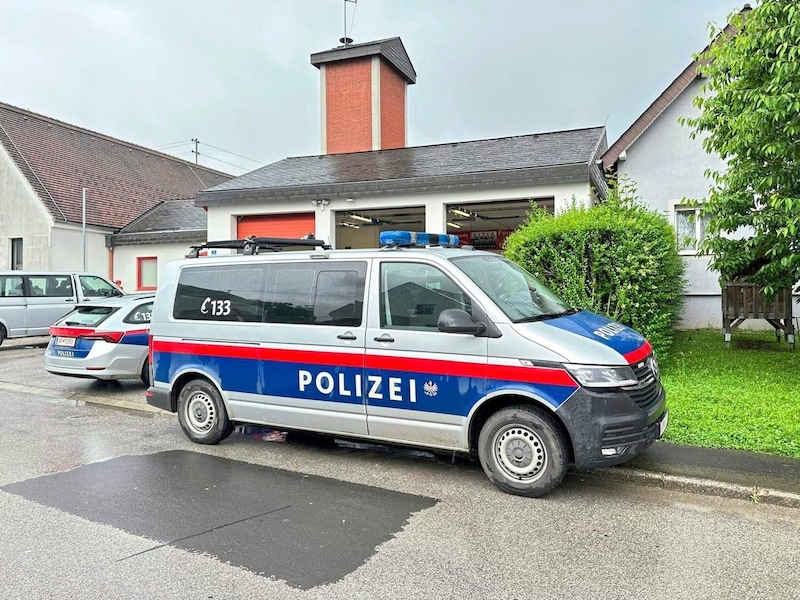 Mehrere Polizeikräfte beteiligen sich an der Suchaktion. (Bild: Christian Schulter)