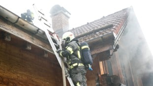 Die Rettungskräfte waren schnell vor Ort, um das Feuer zu bekämpfen.