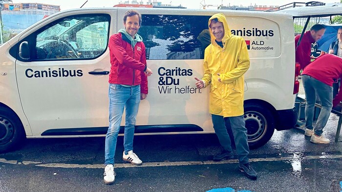 Rechts: Musiker Voodoo Jürgens (gelbe Jacke) hat kürzlich mit Klaus Schwertner von der Caritas ...