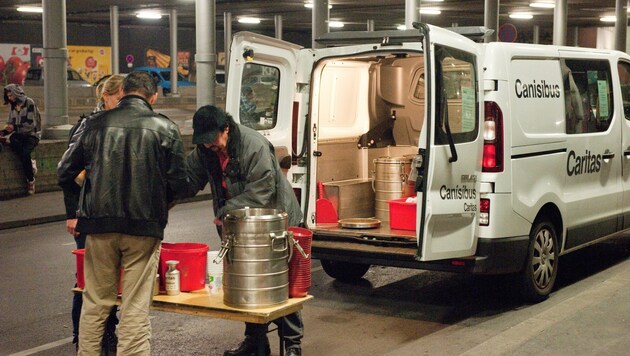 365 Tage im Jahr ist der Canisibus der Caritas abends in Wien unterwegs, um obdachlose Menschen ...