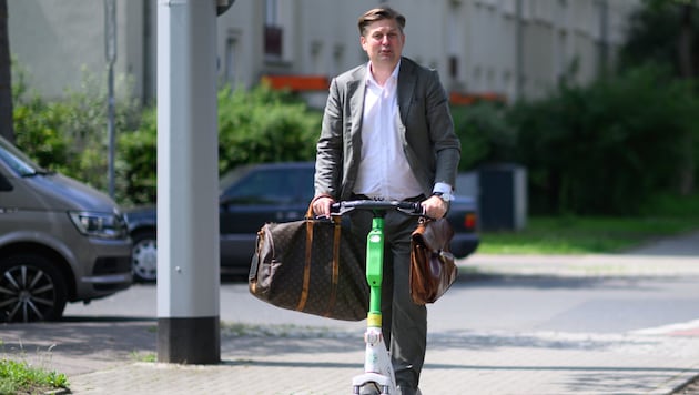 The German AfD top candidate Maximilian Krah (Bild: APA Pool/APA/dpa/Robert Michael)