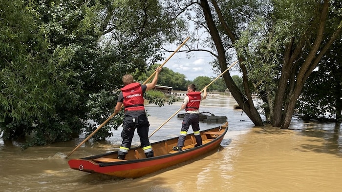 Feuerwehr rettete ein Schlauchboot mit einer Zille