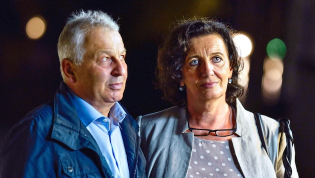 Heinrich and Hannelore K. on an evening walk by Lake Mattsee: "In the silence here, we sometimes manage to switch off our bad thoughts a little." (Bild: Wenzel Markus)