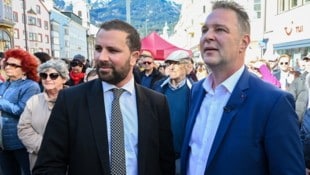 SPÖ-Bundesparteiobmann Andreas Babler (re.) steht unter Druck: Tirols roter Landeschef fordert eine inhalltiche Neupositionierung. (Bild: APA/EXPA/ERICH SPIESS)