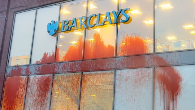 The anger of the pro-Palestine demonstrators was directed at Barclays branches across the UK. (Bild: x.com/Pal_action)