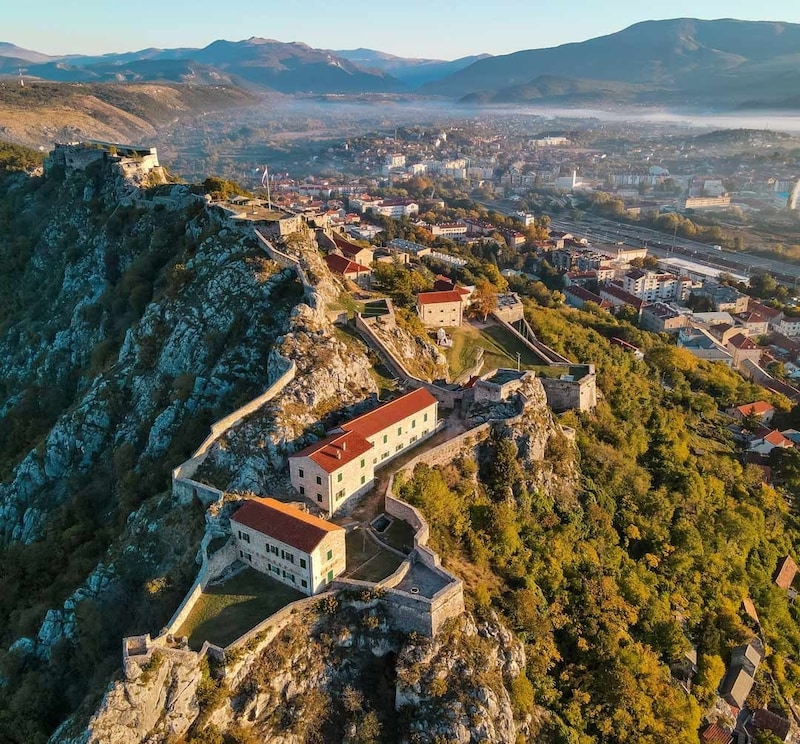 Die Festung von Knin bietet einen Panoramablick auf die umliegende Landschaft und Einblicke in die mittelalterliche Vergangenheit der Region (Bild: TB Šibenik Dalmatia)