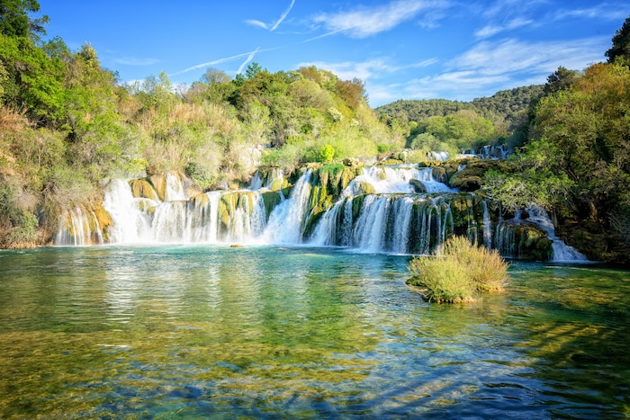 Der Nationalpark Krka ist berühmt für seine Reihe von Wasserfällen, wobei der Skradinski Buk der ...