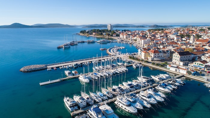 Vodice ist bekannt für seine lebhafte Atmosphäre, schöne Strände und reiche Kulturgeschichte