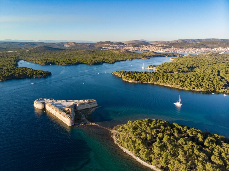 Die Festung des Heiligen Nikolaus, eine weitere UNESCO-Stätte, bewacht den Eingang zum Hafen der Stadt und ist ein Zeugnis für Šibeniks strategische maritime Bedeutung. (Bild: TB Šibenik Dalmatia)