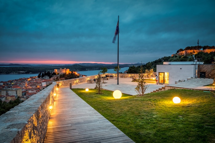Die Festungen von Šibenik bieten atemberaubende Panoramablicke auf die Stadt und das umliegende ...