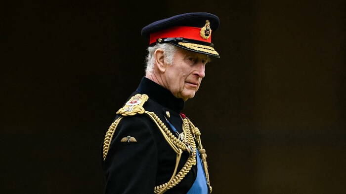 König Charles‘ Logo ziert jetzt auch den ersten Briefkasten in Großbritannien.