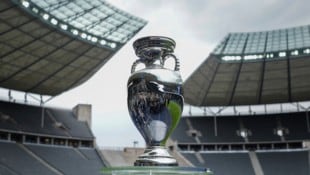 Noch gibt’s Tickets, um die Spiele im Kampf um diesen Pokal in den Stadien verfolgen zu können …