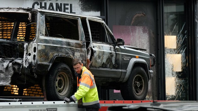 Arazi aracı vitrin camını kırmak için kullanıldı. (Bild: APA Pool/APA/AFP/Dimitar DILKOFF)