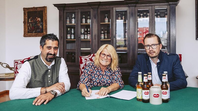 Kirchtag chairwoman and mayor Gerda Sandrieser (center) has signed the new Kirchtag contract with Villacher Bier. (Bild: Marta Gillner)