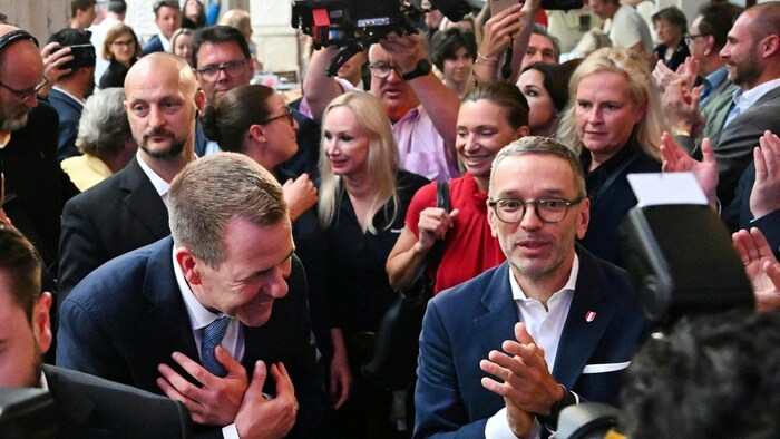 Blauer Jubel: EU-Spitzenkandidat Harald Vilimsky und der freiheitliche Bundesparteiobmann ...