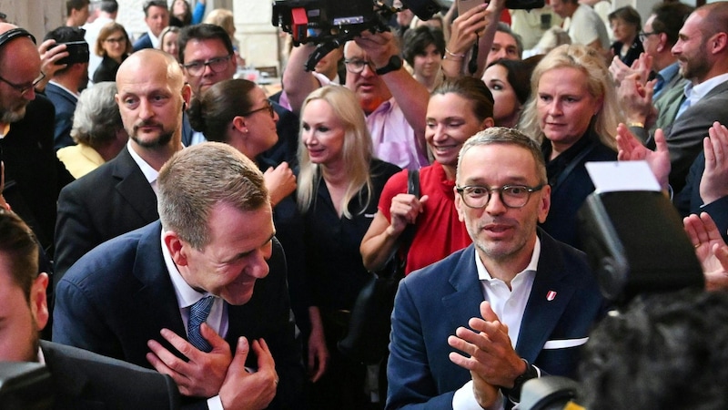 Blue jubilation: EU top candidate Harald Vilimsky and Freedom Party leader Herbert Kickl see the FPÖ on the rise. (Bild: APA/HELMUT FOHRINGER)