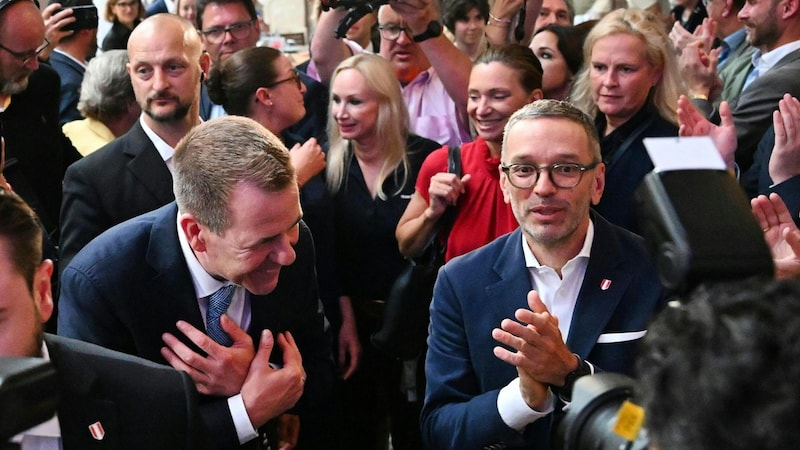 FPÖ-Chef Herbert Kickl (rechts) bei einer Veranstaltung (Bild: APA/HELMUT FOHRINGER)