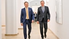 Noch gehen sie im koalitionären Gleichschritt, aber FPÖ-Chef Haimbuchner (l.) hat nach der EU-Wahl Lust auf mehr und rückt LH Stelzer auf den Pelz.  (Bild: Dostal Harald)