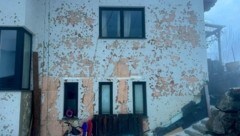Die Wucht des Hagelsturms zeigt sich auch auf dieser Hausfassade.
