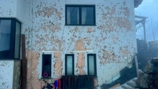 Die Wucht des Hagelsturms zeigt sich auch auf dieser Hausfassade.