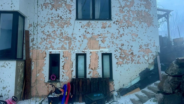 The force of the hailstorm can also be seen on this house facade. (Bild: ZOOM.TIROL)