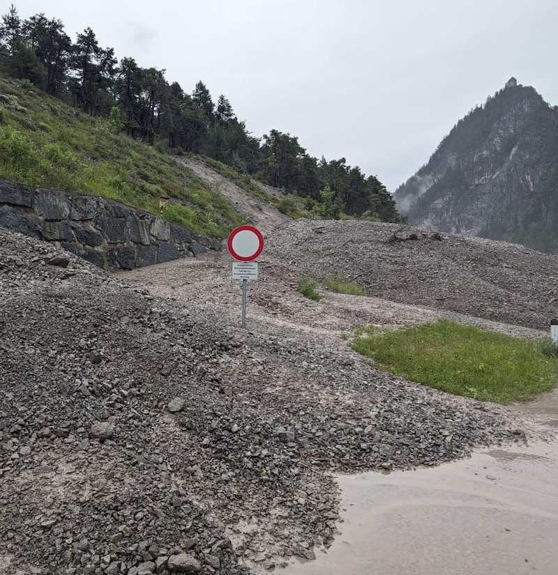 Egy sárlavina elmozdította a főutat Zams közelében. (Bild: ZOOM.TIROL)